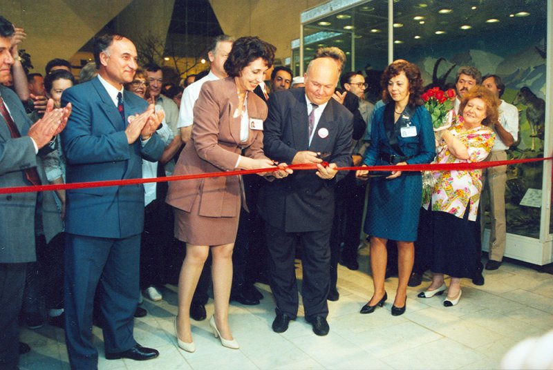 Мэр Москвы Ю. М. Лужков и директор музея А. И. Клюкина торжественно открывают новое здание. 2 сентября 1995