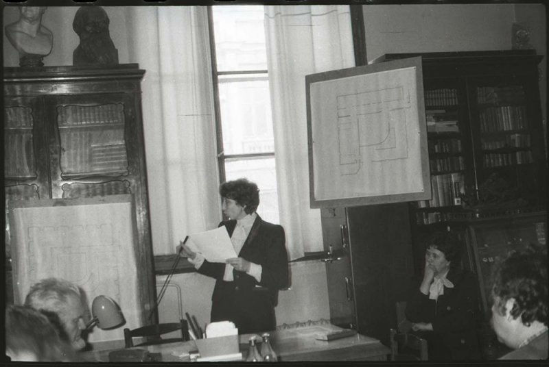 Заместитель директора по научной работе А. И. Клюкина делает доклад на заседании учёного совета музея. 1987