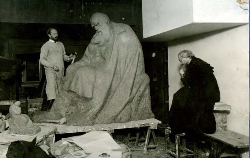 В. А. Ватагин работает над скульптурой Чарлза Дарвина. Позирует А. Ф. Котс. 1927