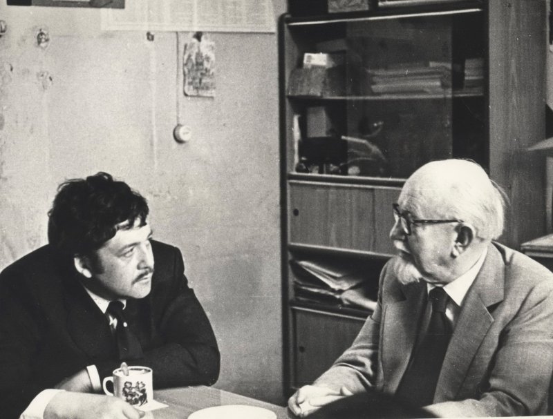 В.Ю. Решетов и американский палеонтолог Джордж Гейлорд Симпсон беседуют в рабочей комнате ГДМ. 1974 (из фондов ГДМ)