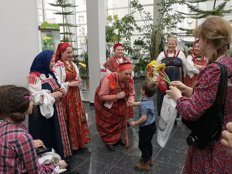 Со зрителями