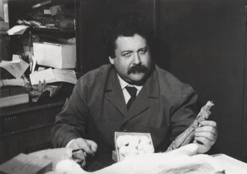 Палеонтолог Валерий Юрьевич Решетов за рабочим столом в Палеонтологическом институте. 1990-е (из фондов ГДМ)