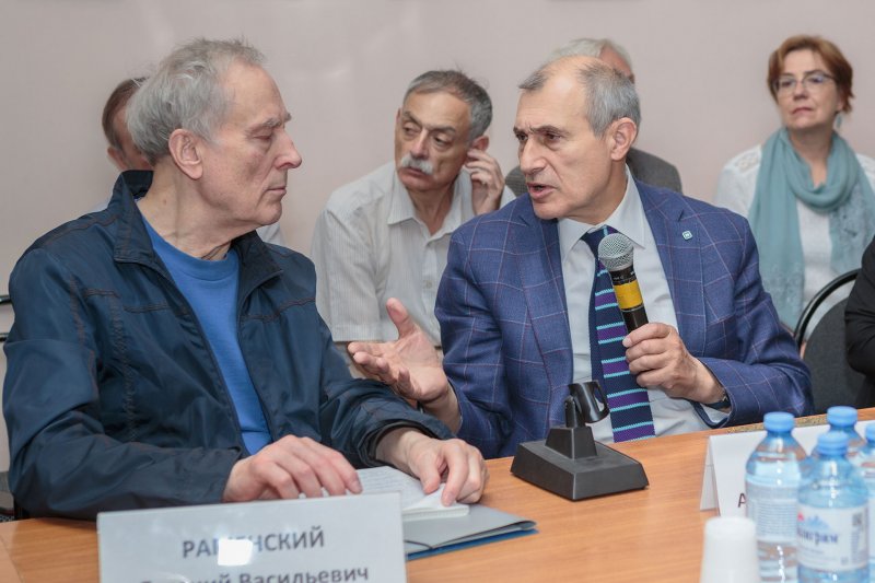 Биограф Н. К. Кольцова Е.В. Раменский и директор института биоорганической химии им. академиков М.М. Шемякина и Ю.А. Овчинникова РАН А. Г. Габибов