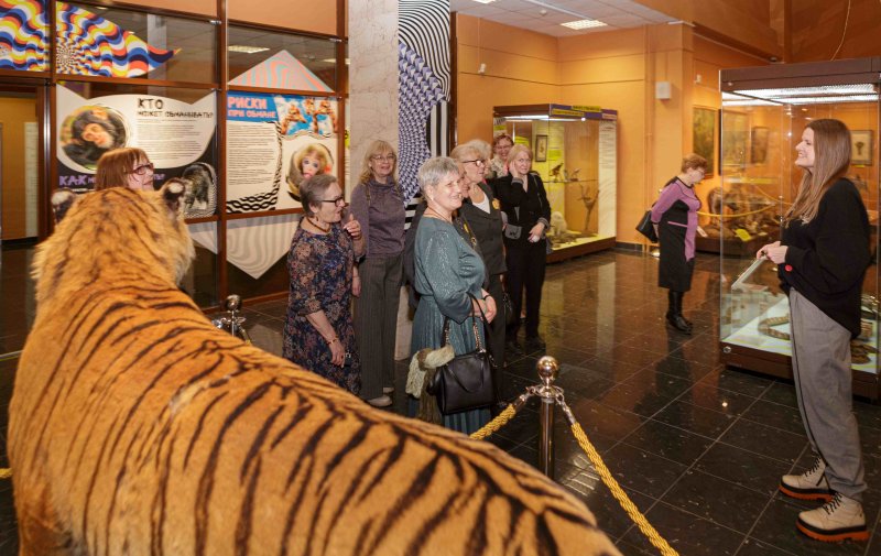 Л. Г. Атаманова ведет экскурсию на выставке «Искусство обмана»