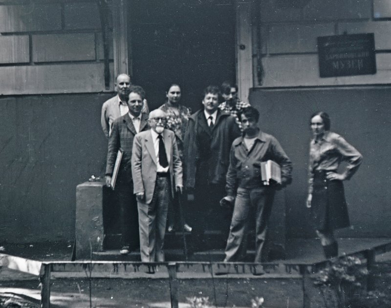 Валерий Юрьевич Решетов и сотрудники ГДМ на крыльце музея. Крайний слева в первом ряду – американский палеонтолог Джордж Гейлорд Симпсон. 1974 (из фондов ГДМ)