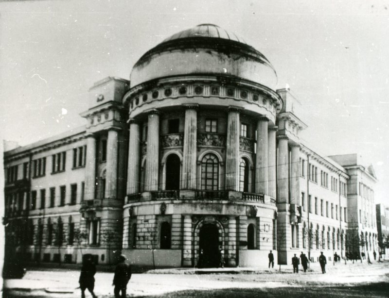 Здание Московских высших женских курсов на Девичьем поле (ныне Малая Пироговская улица). 1913