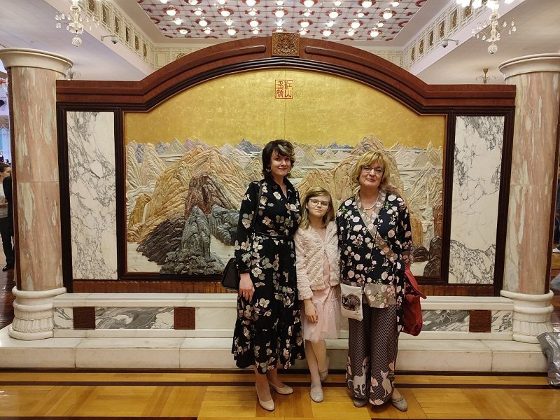 Сотрудники Дарвиновского музея Селезнева Александра, Елена Баранова, а так же ее дочь Ксения на торжественном приеме в Посольстве КНР
