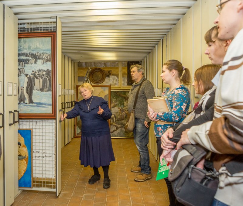 Знакомство с особенностями хранения коллекций живописи, графики и скульптуры