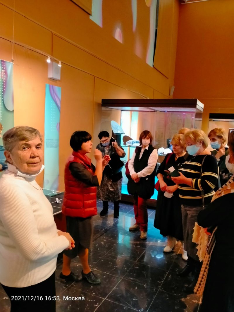 М.М. Галич и волонтеры на выставке «Жемчуг и перламутр»