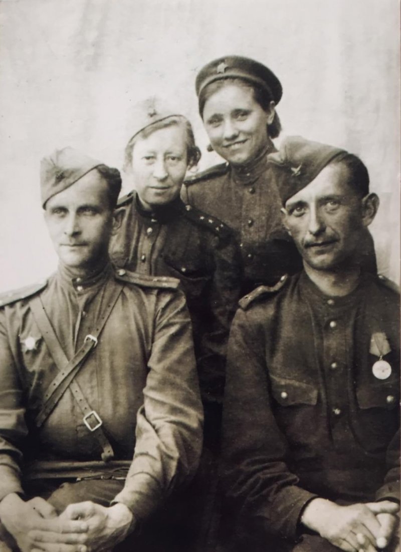 В. П. Эфроимсон с сослуживцами по медсанбату. 1942 – 1943 годы