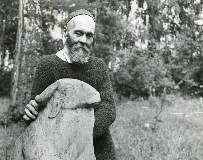 В.А. Ватагин около скульптуры во дворе своего дачного дома в Тарусе. 1963