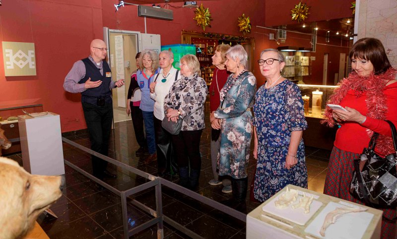 Д.Г. Донсков ведет экскурсию по выставке Тундра