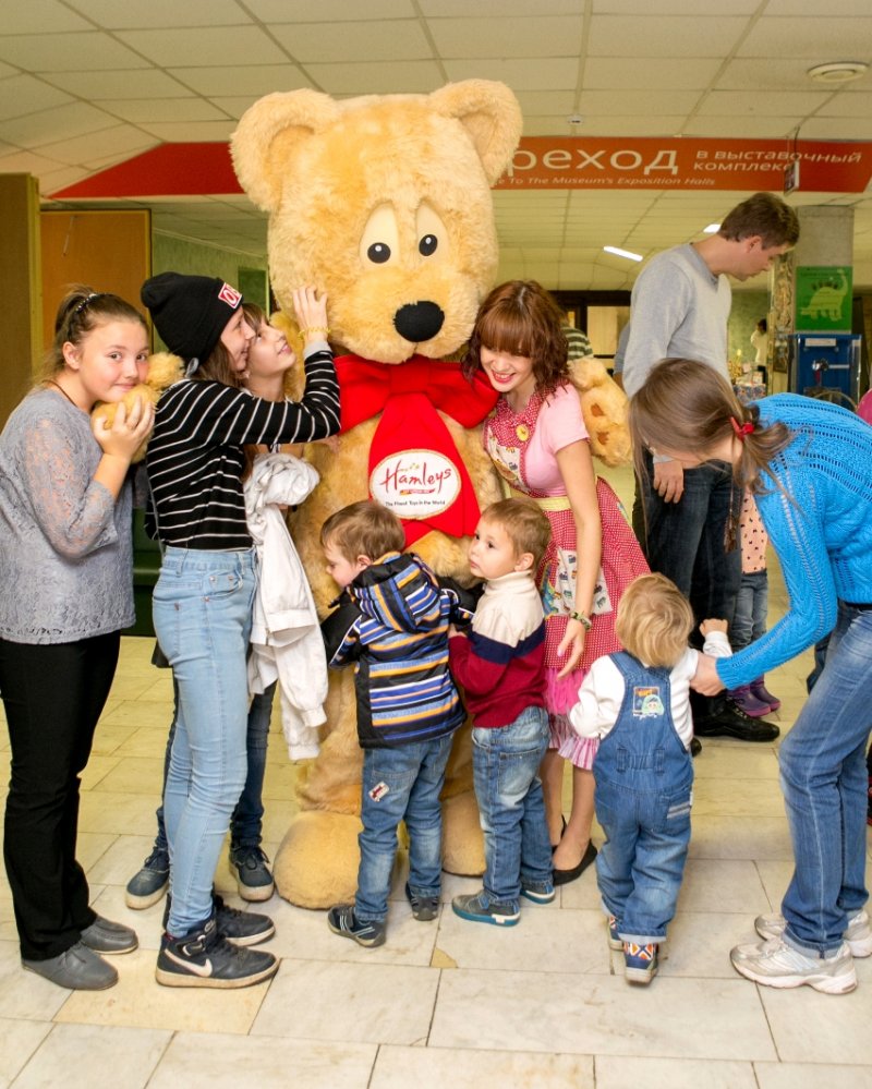 С мягким мишкой из мира Hamleys невозможно было не обняться