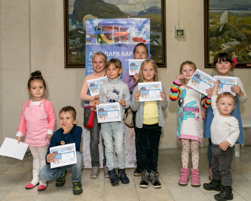 Счастливые обладатели сертификатов от партнера праздника - аквапарка