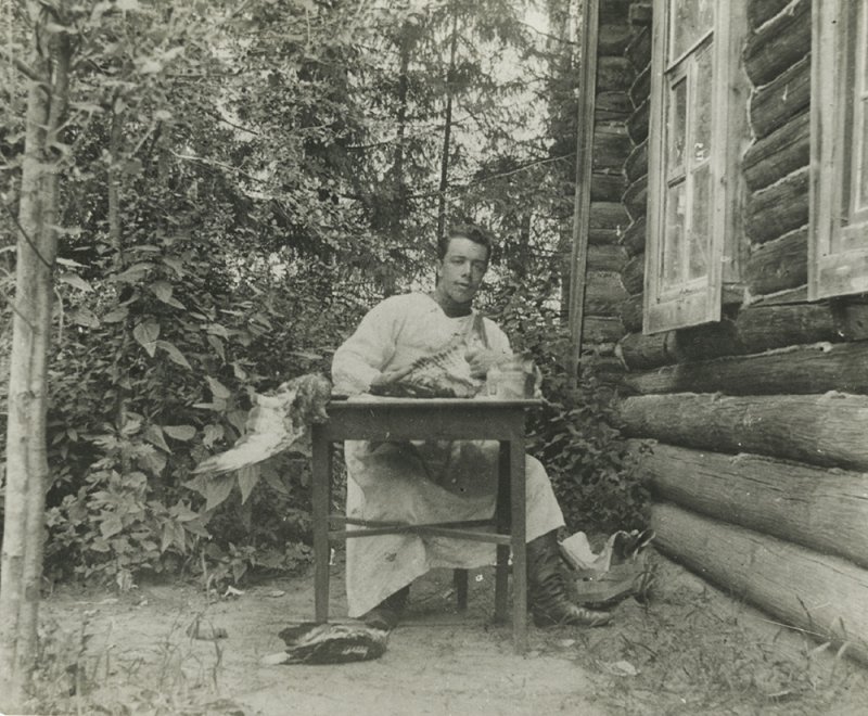 Александр Котс за изготовлением чучела птицы. Останкино. 1898