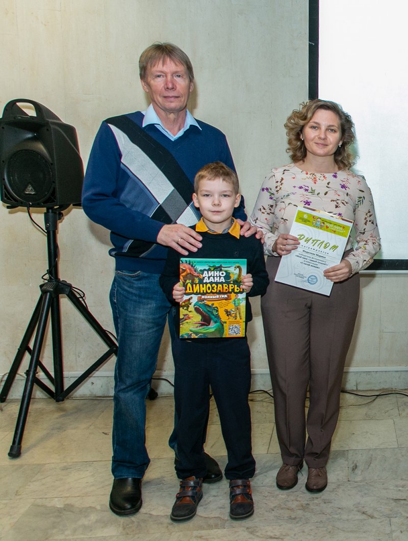 Победитель в номинации «С папой можем» Марина Жиделева с семьей