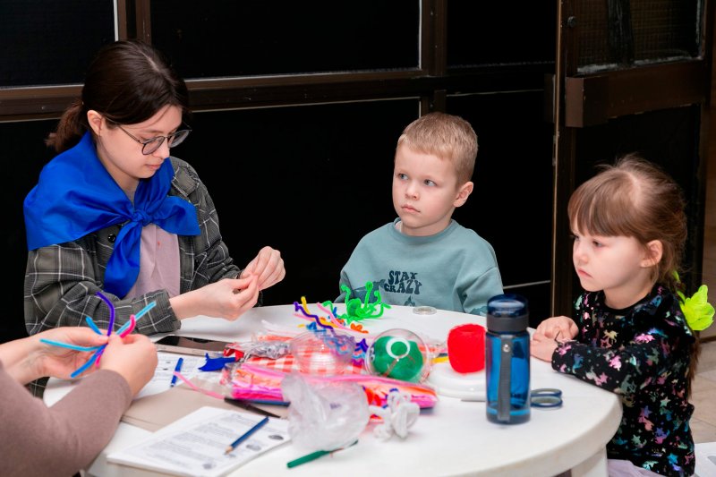 Изготовление «Весёлых медуз» из пушистой проволоки