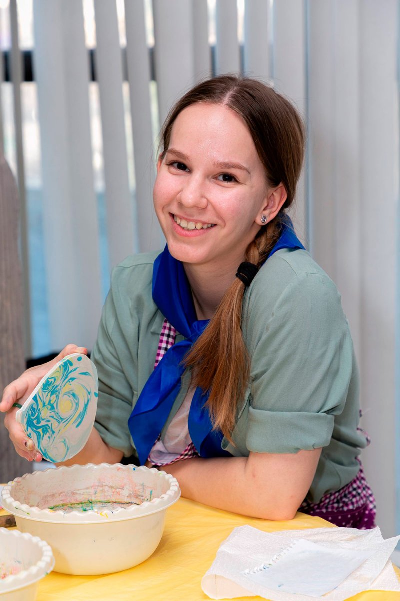 Волонтер с подставкой, раскрашенной в технике Эбру