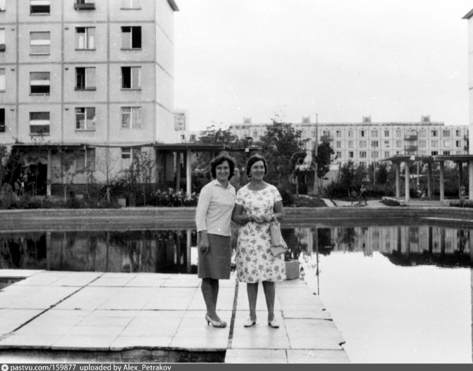 Фото 92 ул. Телевидения. Мать Высоцкого Нина Максимовна, справа, во дворе своего дома